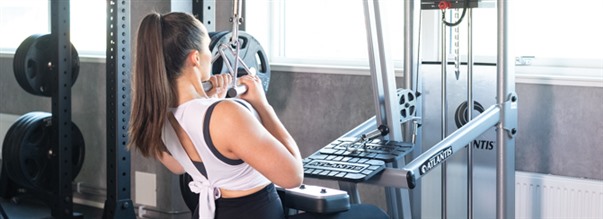 Trk til bryst med smalt greb (close grip lat pulldown)