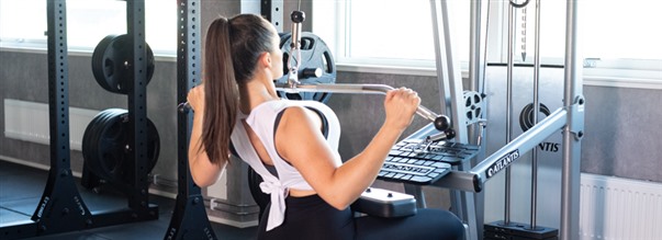 Trk til bryst (lat pull down)