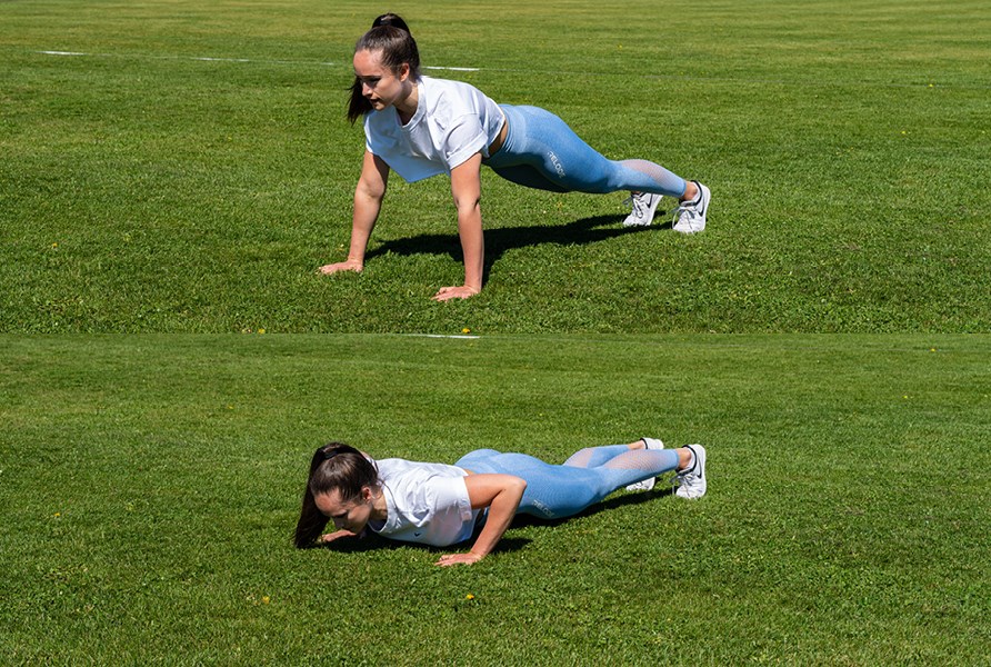 Pige, der trner og laver armbjninger