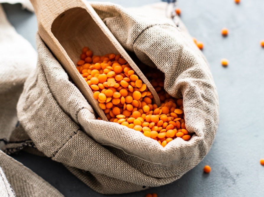 Røde linser i en stofkurv. Røde linser i en stofkurv.