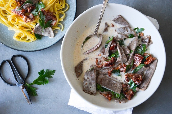 Spaghetti og en gryde med bf og soltrrede tomater.