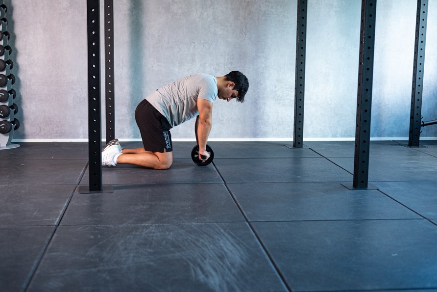 En man sidder p kn med mavehjulet i hnderne.