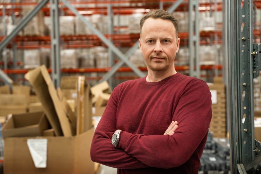 Morgan Norrestam i Svenskt Kosttillskotts lager.