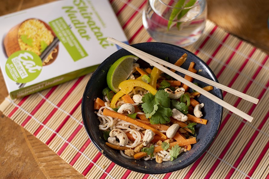 En grnsakswok med nudlar.