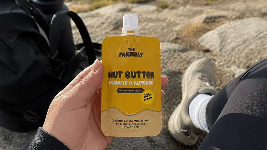En h�nd holder en pose Fat-Pak Nutbutter.