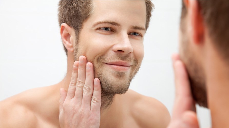 Mand der ser sig selv i spejlet.