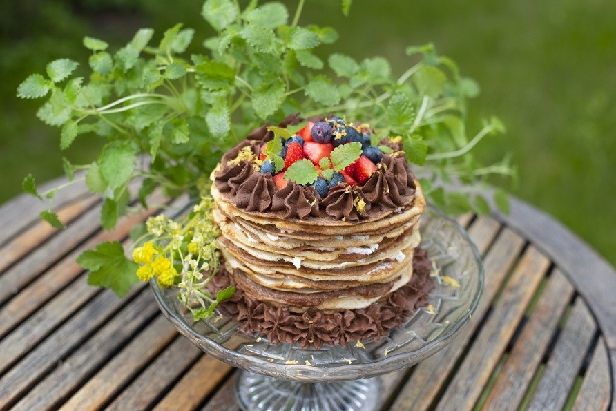 En pandekagekage pyntet fint med forskellige friske br.