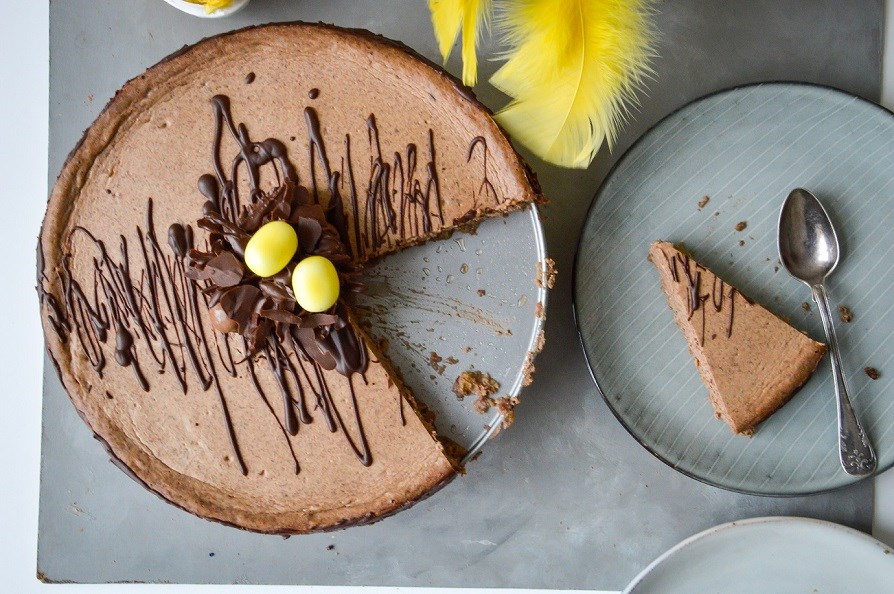 En p�skekage pyntet med chokolade.