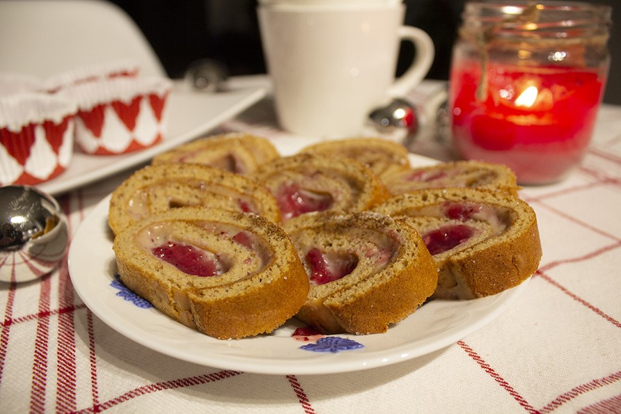 Sund roulade med tytteb�rsyltet�j p� et fad.