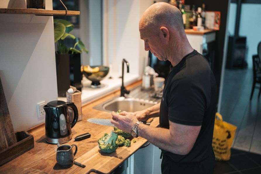 Michael Barnekow skrer broccoli i et kkken.