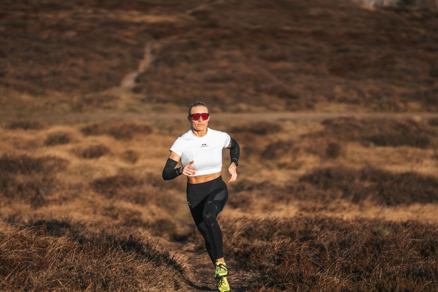 Eva Behrmann løber udenfor. Eva Behrmann løber udenfor.