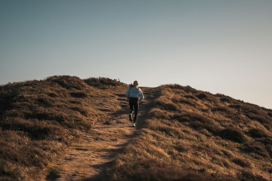 Eva Behrmann løber op ad en bakke. Eva Behrmann løber op ad en bakke.
