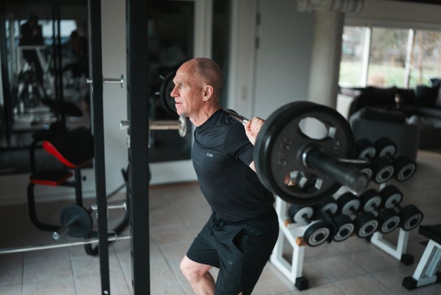 Michael Barnekow træner og løfte vægte i et fitnesscenter. Michael Barnekow træner og løfte vægte i et fitnesscenter.