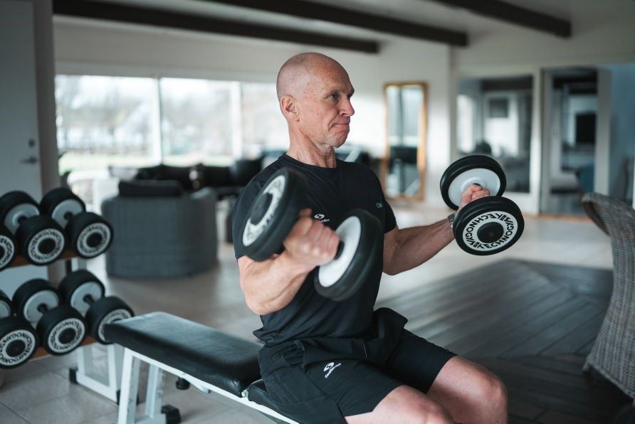 Michael Barnekow lfter hndvgte i et fitnesscenter.