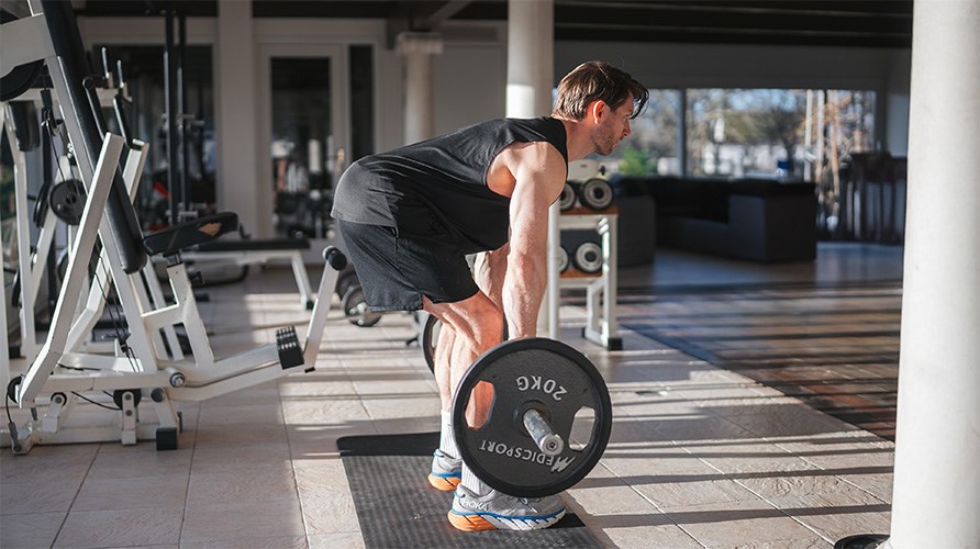 Mand udf�rer skivestangsroning.