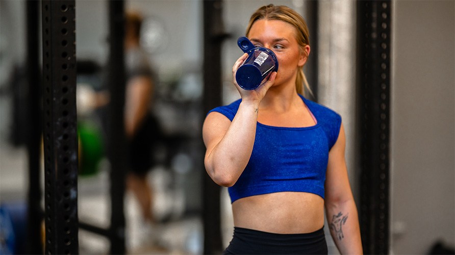 Kvinde drikker fra en shaker.