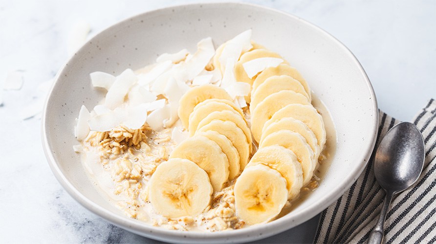 Havregrd toppet med banan og kokoschips.