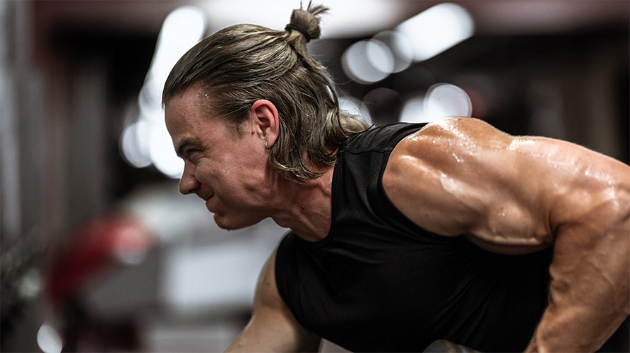 En mand der anstrenger sig, mens han tr�ner.