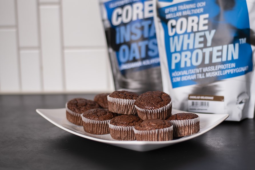 Chokolademuffins med mandelfyld p� en plade..