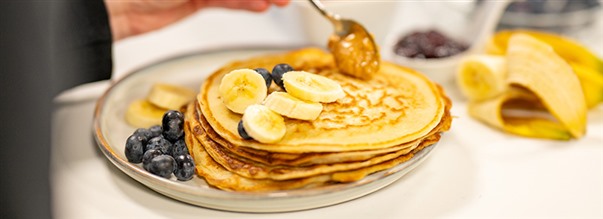 Proteinpandekager med peanutbutter og banan