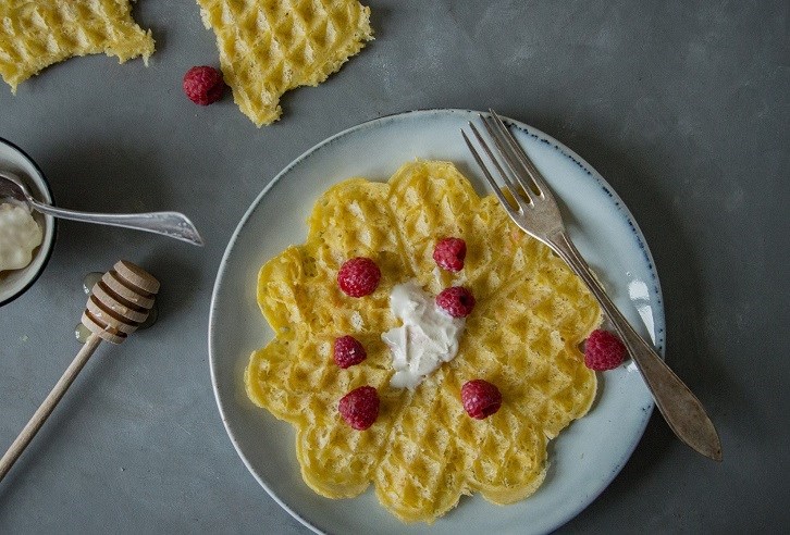 Nybagte vafler med hindbr og vaniljecreme.