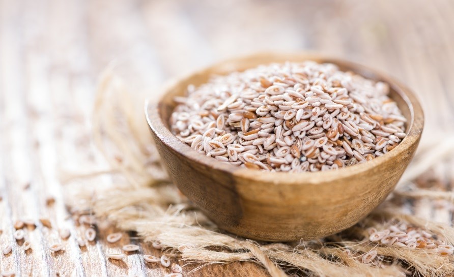 Psylliumfr i en trskl p et bord.