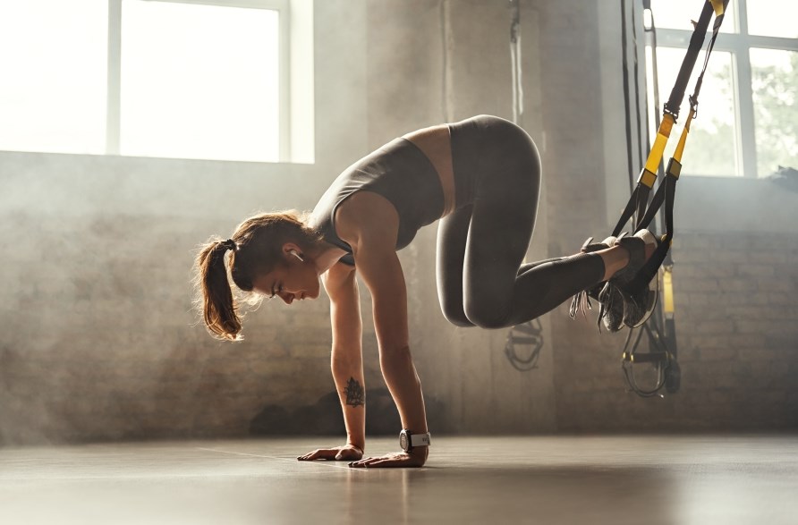 En kvinde tner i et trningscenter.