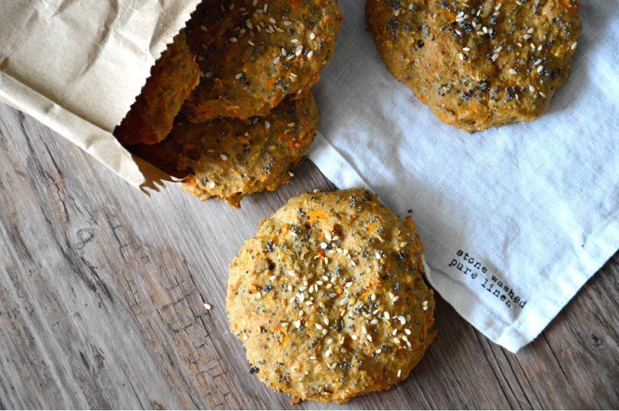 Proteinrige boller ligger p et bord, klar til servering.