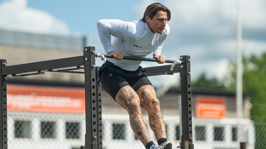 Mand, der tr�ner udend�rs og laver en muscle-up.