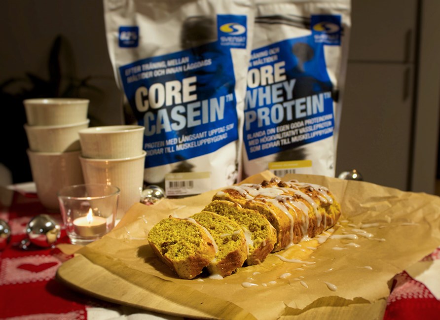 Nringsrig, proteinrig safrankage med Core Whey Protein Luciabrd og Core Casei vaniljesauce.