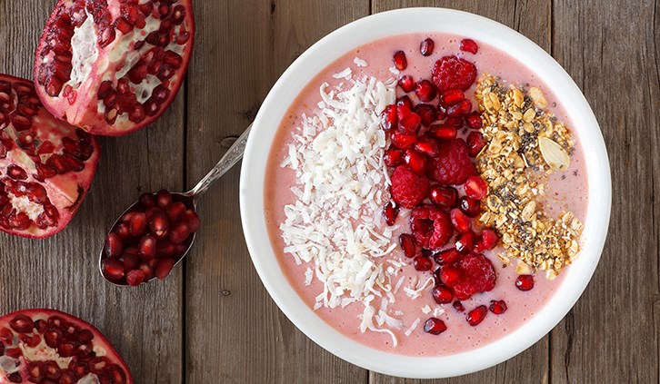 Smoothiebowl med hindb�r og granat�ble.