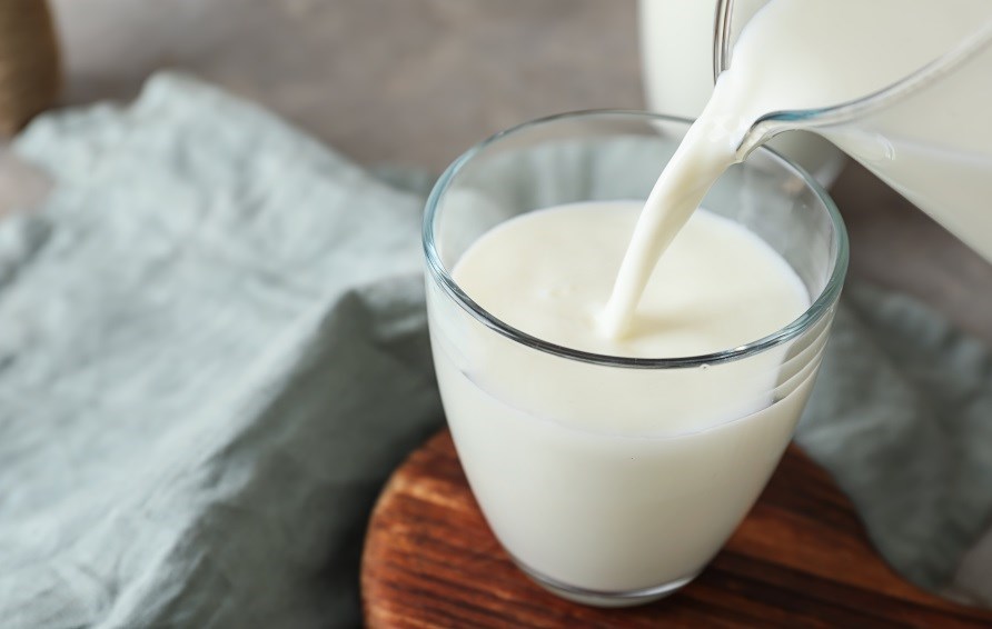 Råmælk hældes op i et glas. Råmælk hældes op i et glas.