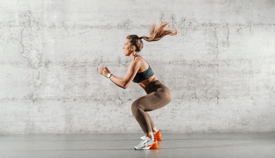 En kvinde der trner.