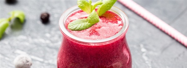 Syrlig msm- og hyben smoothie