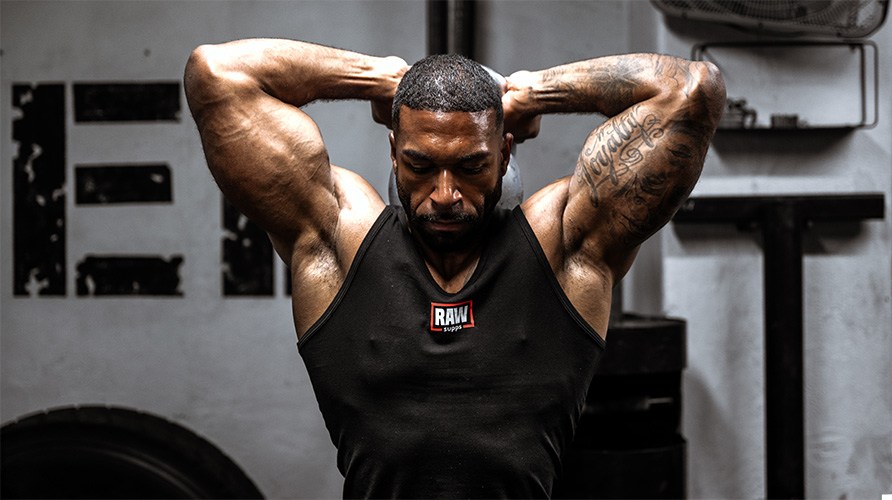 En mand, der laver tricepsextension med reb.