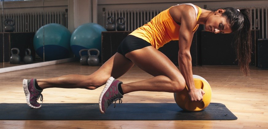 En mand og en kvinde ses forfra, hvor de står i planke. En mand og en kvinde ses forfra, hvor de står i planke.