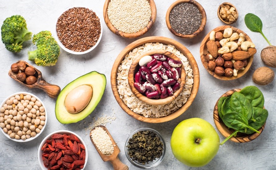 Billede af forskellige vegetariske retter serveret i sm trskle. Blandt andet bnner, gojibr, kikrter, hrfr, chiafr, mandler og spinat..