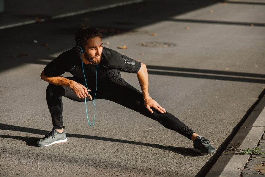 Mand der strkker sig udendrs.