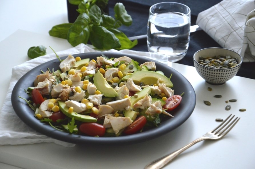 En portion af proteinrig salat med kylling, klar til at blive spist.