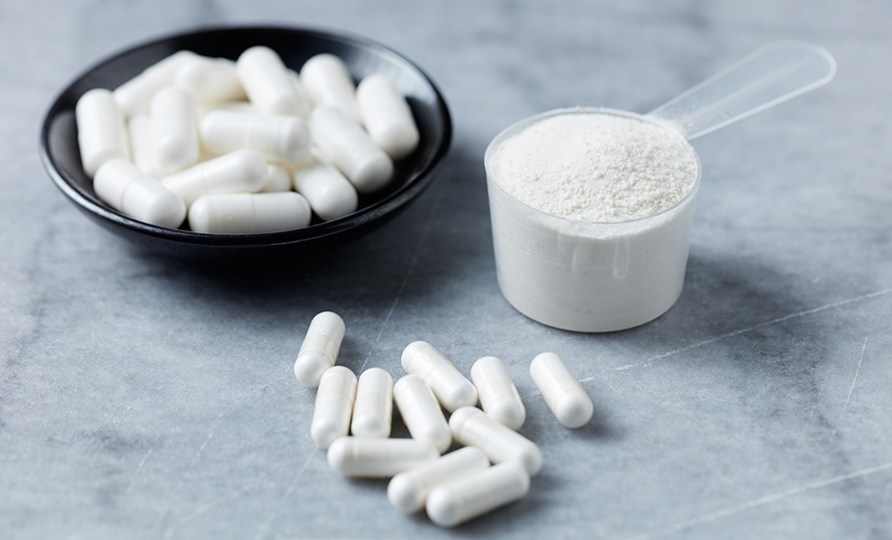 Forskellige MSM kosttilskud ligger på et bord. Forskellige MSM kosttilskud ligger på et bord.