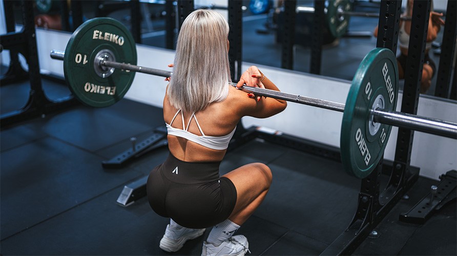 Kvinde udfrer velsen front squat.