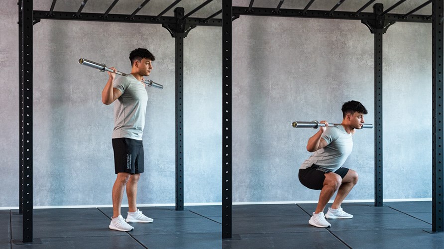 Mand, der udfrer en squat med en vgtstang p ryggen.