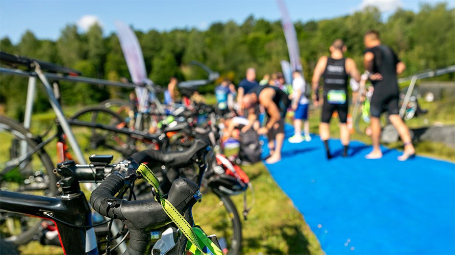 En masse cykler str ved siden af hinanden.
