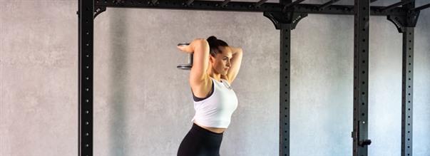 Tricepspres over hovedet (overhead tricep extensions)