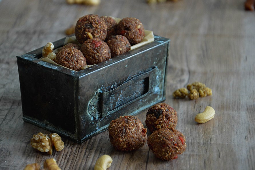 Kasse fyldt med sm� energikugler.