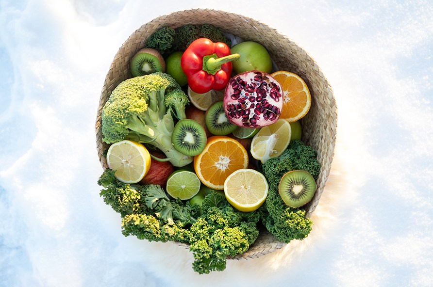 En skl med forskellige frugter med hjt C-vitamin indhold.